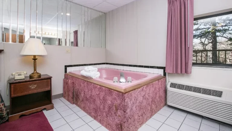 Candlewick Inn and Suites