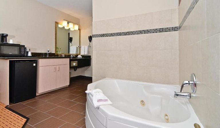 Clackamas Inn & Suites