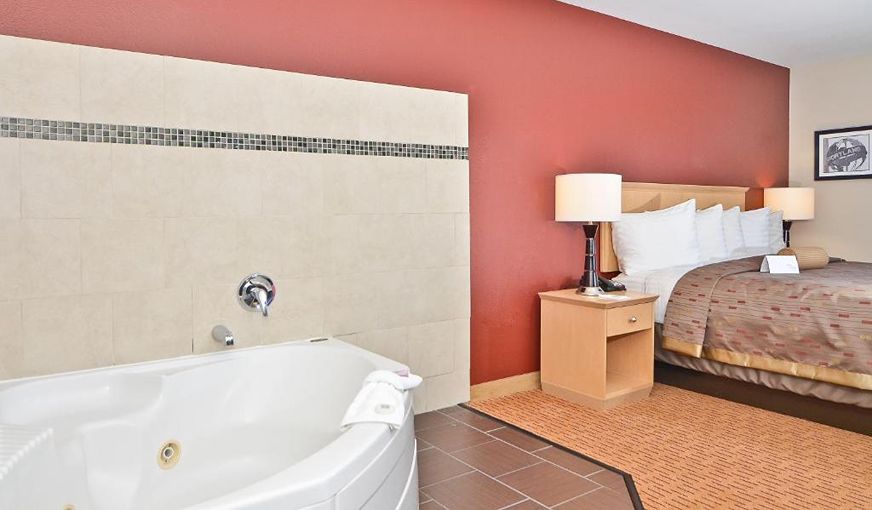 Clackamas Inn & Suites