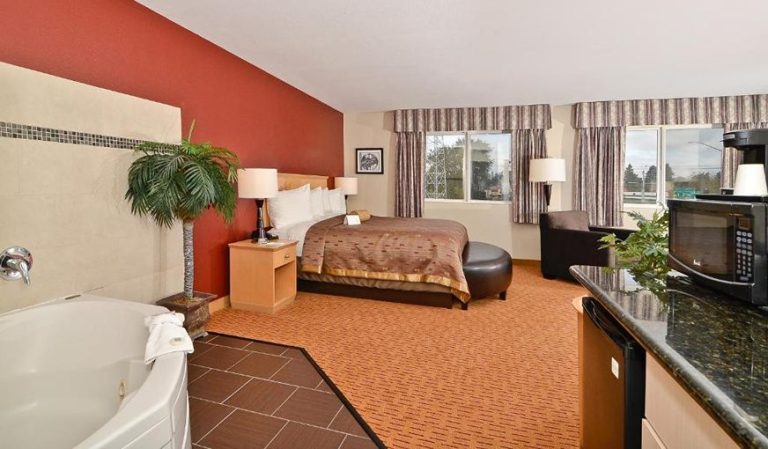 Clackamas Inn & Suites