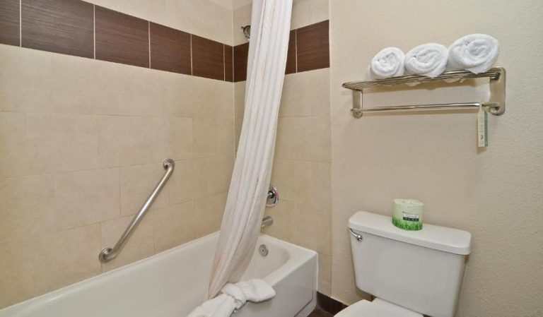 Clackamas Inn & Suites
