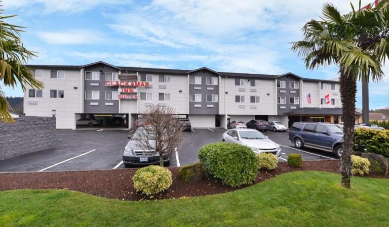 Clackamas Inn & Suites