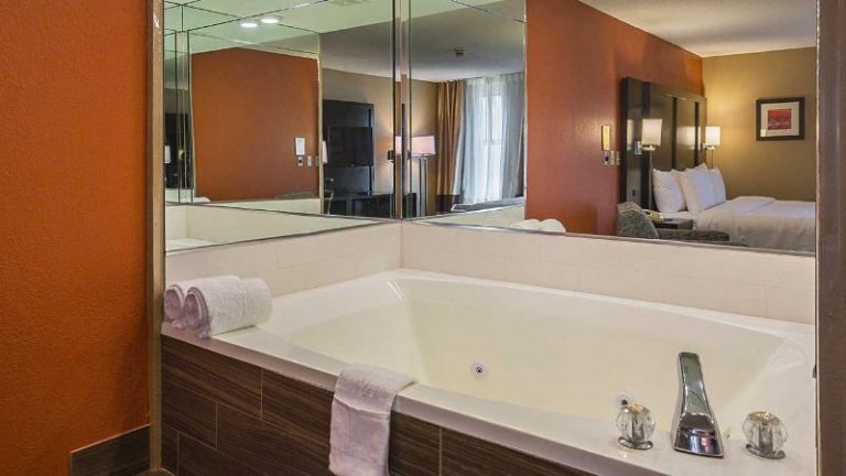 Clarion Inn & Suites Evansville Eastland Area