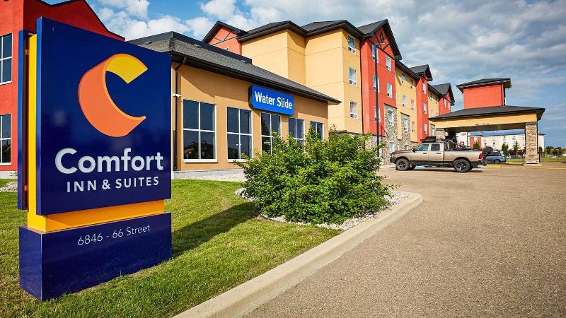 Comfort Inn & Suites Red Deer, room with private jacuzzi, photo 6
