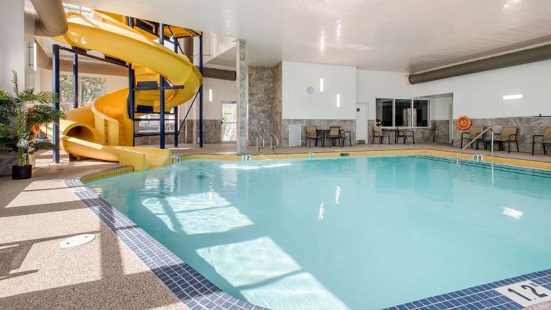 Comfort Inn & Suites Red Deer, room with private jacuzzi, photo 7
