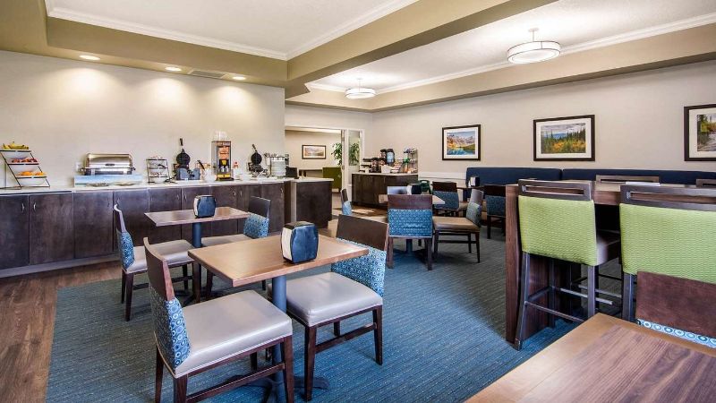 Comfort Inn & Suites Red Deer, room with private jacuzzi, photo 8