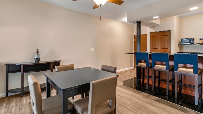 Comfort Suites St Charles – St Louis, room with private jacuzzi, photo 5