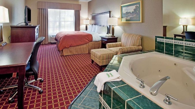 Country Inn and Suites by Radisson Columbia SC1 - jacuzzi hotel room