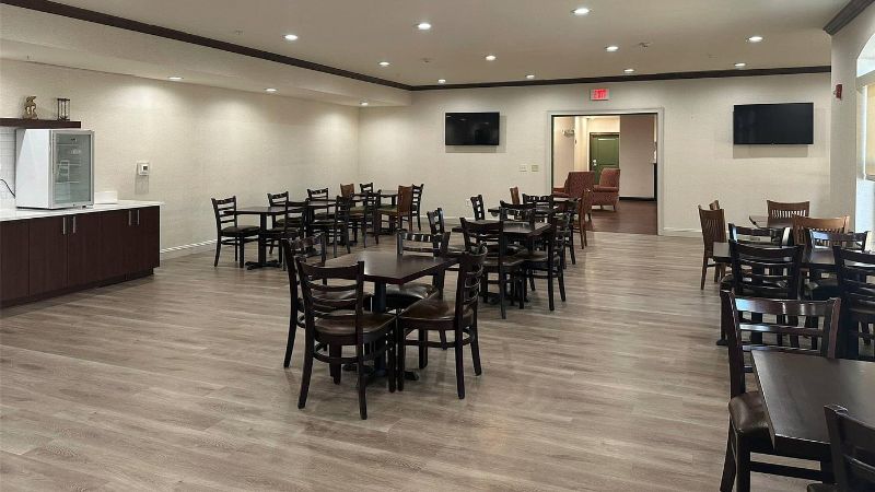 Country Inn & Suites by Radisson, Concord (Kannapolis), NC, room with private jacuzzi, photo 5