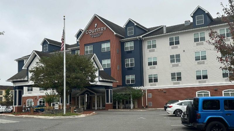 Country Inn & Suites by Radisson, Concord (Kannapolis), NC, room with private jacuzzi, photo 8