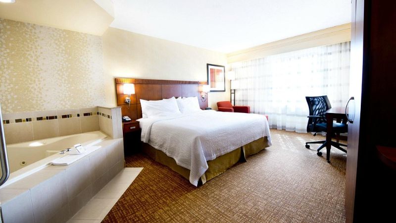 Courtyard by Marriott Mississauga-Airport Corporate Centre West