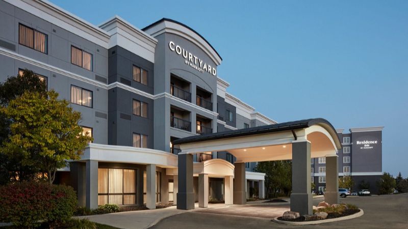 Courtyard by Marriott Mississauga-Airport Corporate Centre West, room with private jacuzzi, photo 6