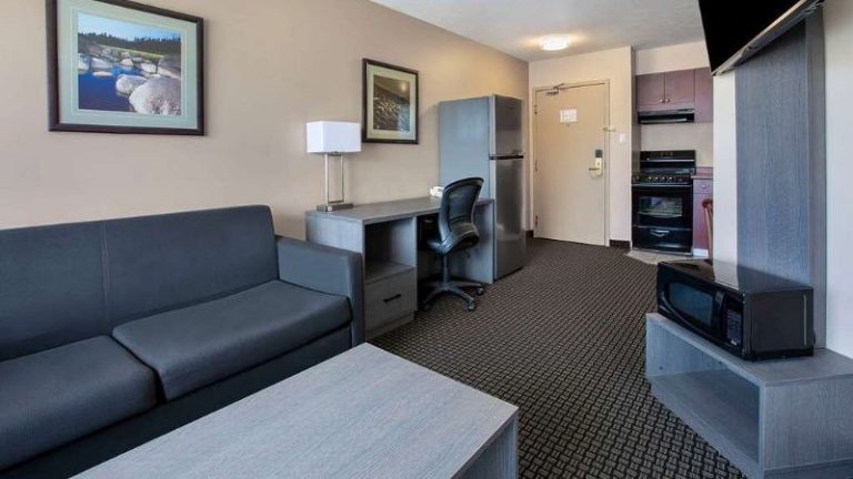 Days Inn & Suites by Wyndham Moncton