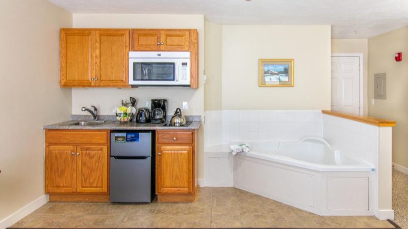 Eastern Slope Inn 1 - jacuzzi hotel room