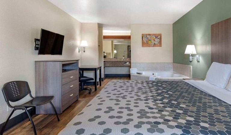 Econo Lodge Portland Airport