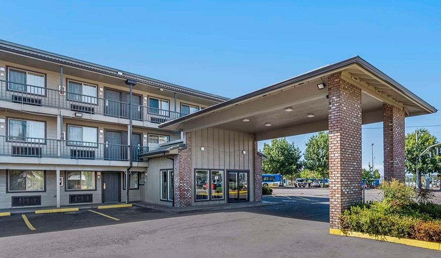 Econo Lodge Portland Airport, room with private jacuzzi, photo 6