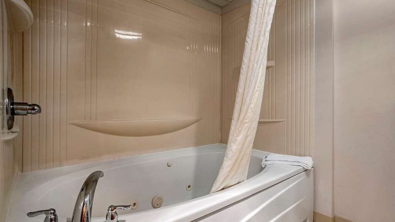 Econo Lodge Resort, room with private jacuzzi