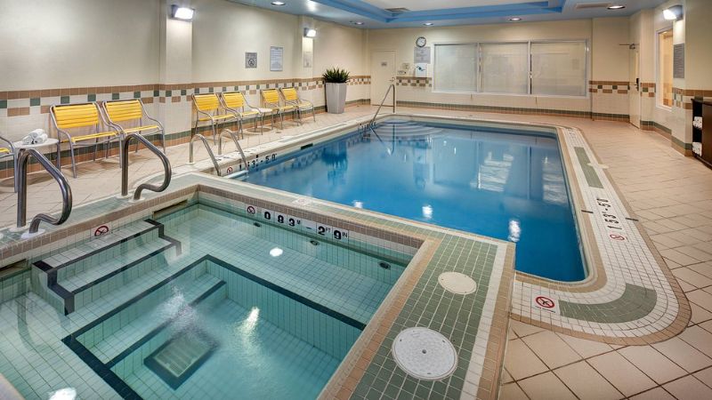 Fairfield Inn & Suites Toronto Airport, room with private jacuzzi, photo 6