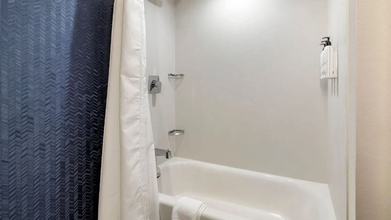 Fairfield by Marriott Inn & Suites North Conway, room with private jacuzzi, photo 2