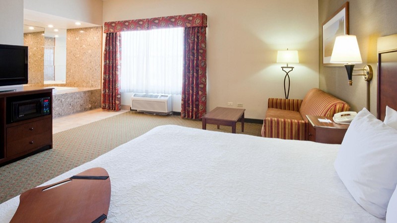 Hampton Inn Duluth Canal Park, room with private jacuzzi, photo 2