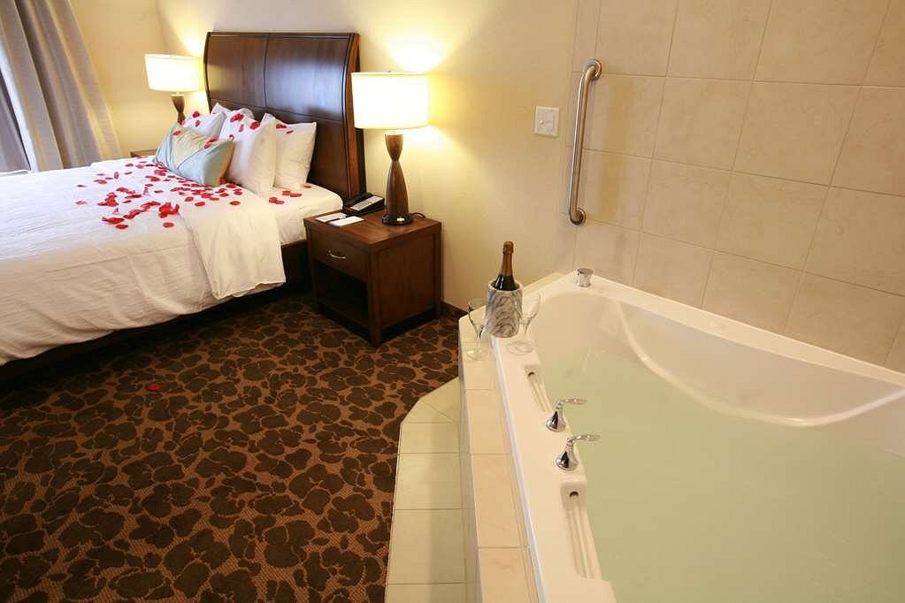 10 Hotel Rooms with Jacuzzi in Cochin - Anna's Guide 2024