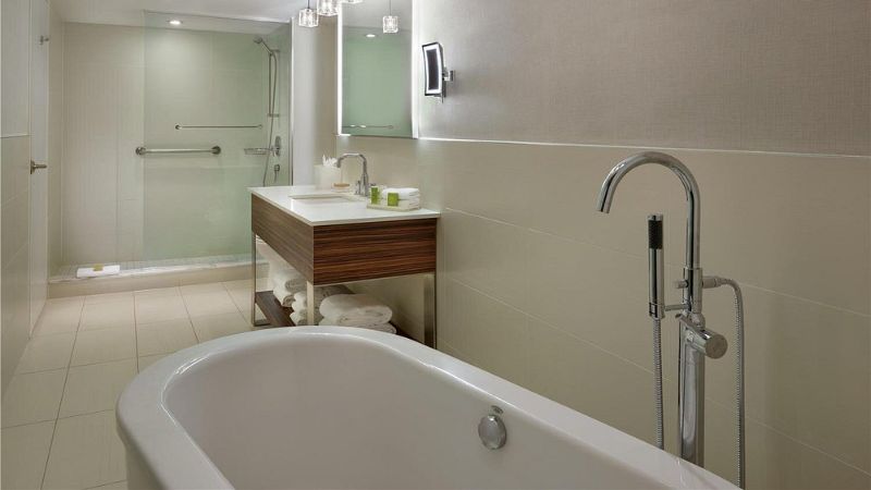 Hilton Toronto Airport Hotel & Suites
