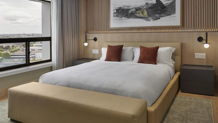 Hilton Toronto Airport Hotel & Suites