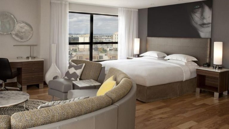 Hilton Toronto Airport Hotel & Suites