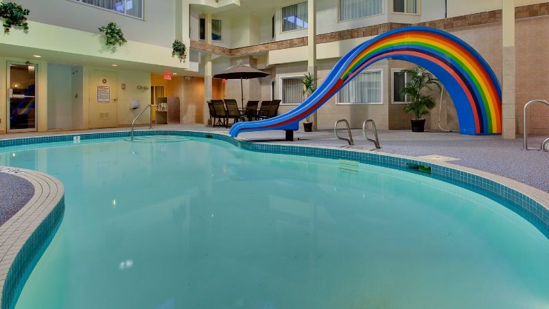 Holiday Inn Express Red Deer, an IHG Hotel, room with private jacuzzi, photo 6