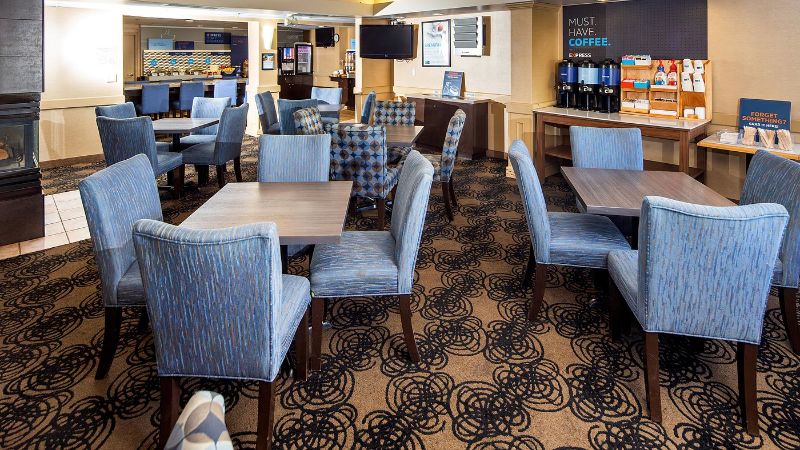 Holiday Inn Express Red Deer, an IHG Hotel, room with private jacuzzi, photo 7
