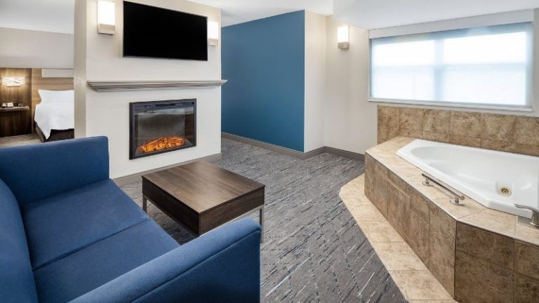 Holiday Inn Express & Suites Green Bay East, an IHG Hotel