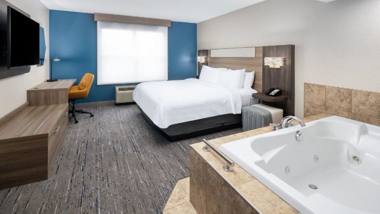 Holiday Inn Express & Suites Green Bay East, an IHG Hotel