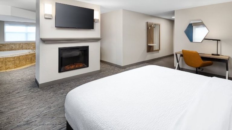 Holiday Inn Express & Suites Green Bay East, an IHG Hotel