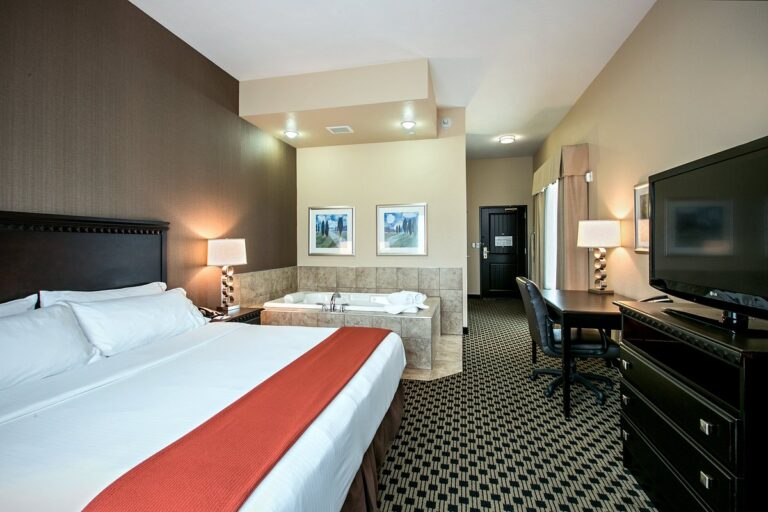 Holiday Inn Express & Suites Green Bay East, an IHG Hotel