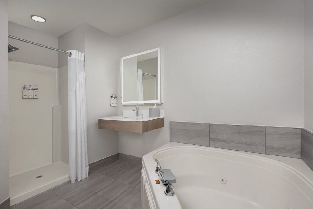 Holiday Inn Express & Suites Superior – Duluth Area, an IHG Hotel, room with private jacuzzi, photo 2