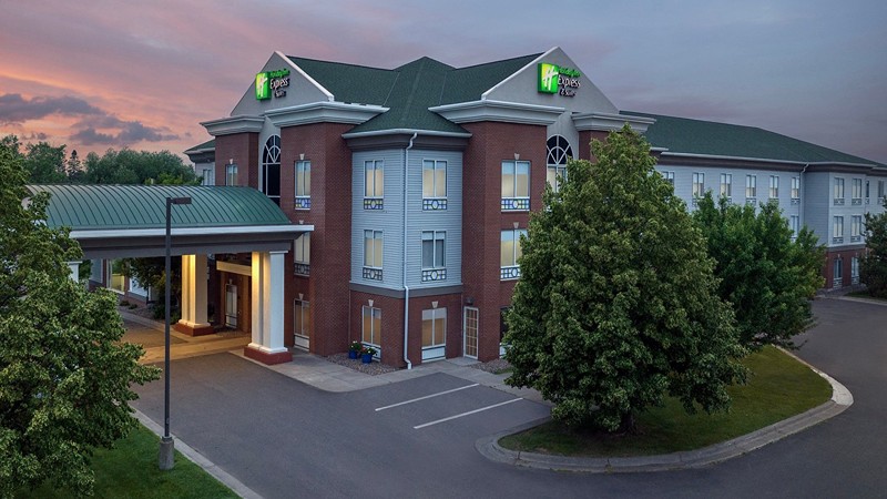 Holiday Inn Express & Suites Superior – Duluth Area, an IHG Hotel, room with private jacuzzi, photo 7