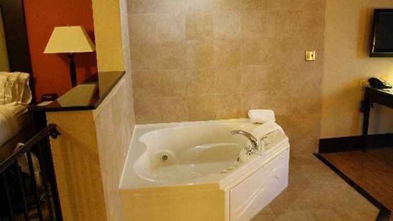 Holiday Inn Express & Suites Columbia-Fort Jackson, an IHG Hotel