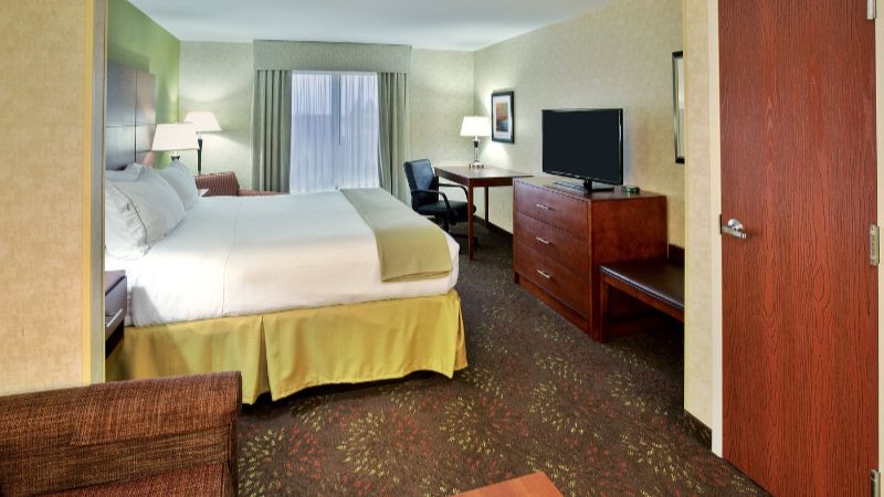 Holiday Inn Express & Suites Frankenmuth, an IHG Hotel, room with private jacuzzi, photo 2