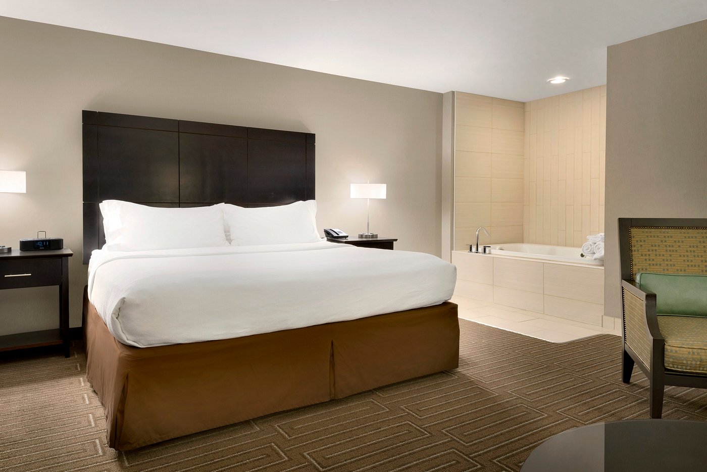 Holiday Inn & Suites Duluth-Downtown, room with private jacuzzi, photo 1