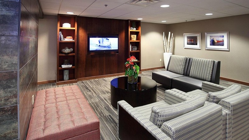 Holiday Inn & Suites Duluth-Downtown, room with private jacuzzi, photo 6