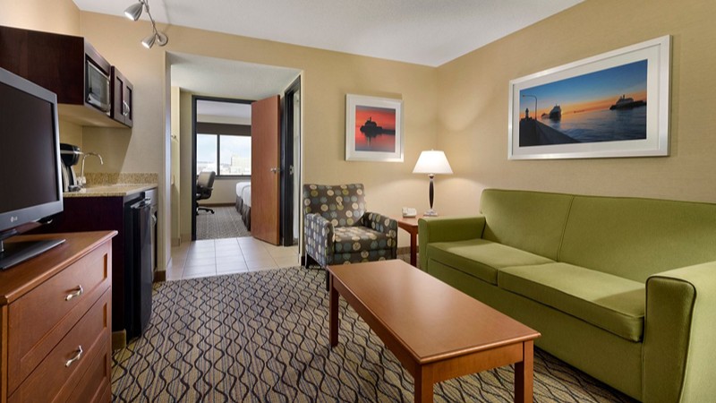 Holiday Inn & Suites Duluth-Downtown, room with private jacuzzi, photo 4