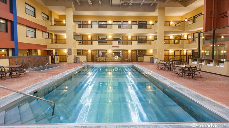 Holiday Inn & Suites Duluth-Downtown, room with private jacuzzi, photo 8