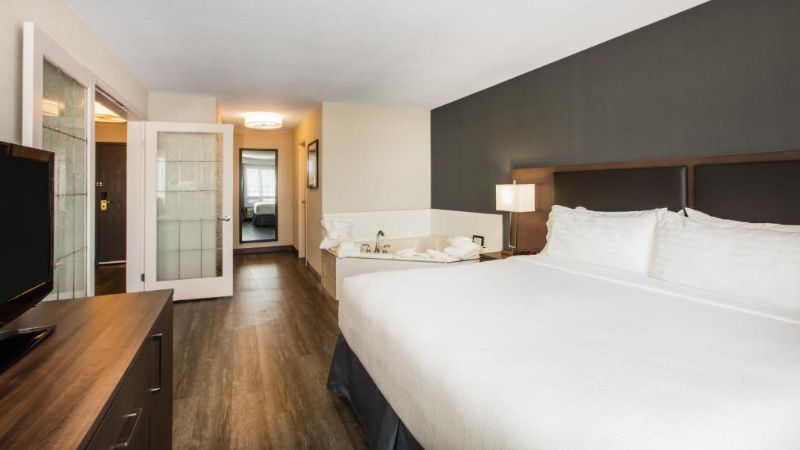 Holiday Inn Suites Grande Prairie Conference Ctr 1 - jacuzzi hotel room