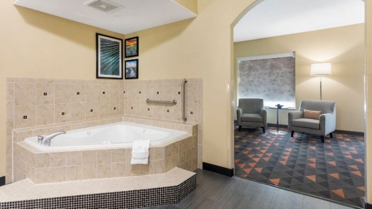 Holiday Inn & Suites Waco Northwest, an IHG Hotel