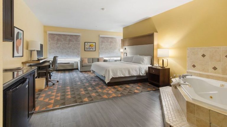 Holiday Inn & Suites Waco Northwest, an IHG Hotel