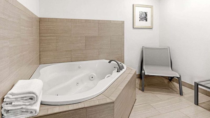 La Quinta Inn Suites by Wyndham Portland NW 1 - jacuzzi hotel room