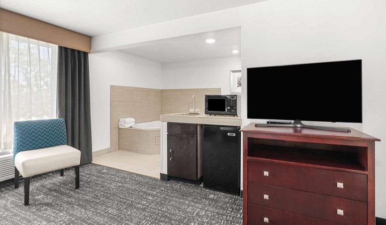 La Quinta Inn & Suites by Wyndham Portland NW