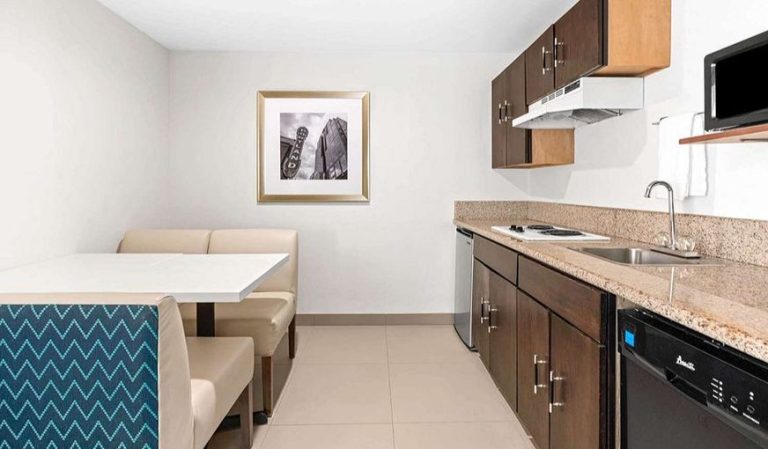 La Quinta Inn & Suites by Wyndham Portland NW