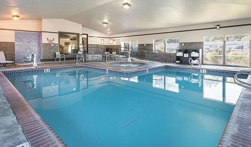 La Quinta Inn & Suites by Wyndham Portland NW, room with private jacuzzi, photo 7