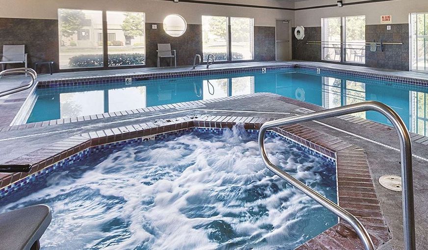 La Quinta Inn & Suites by Wyndham Portland NW, room with private jacuzzi, photo 8